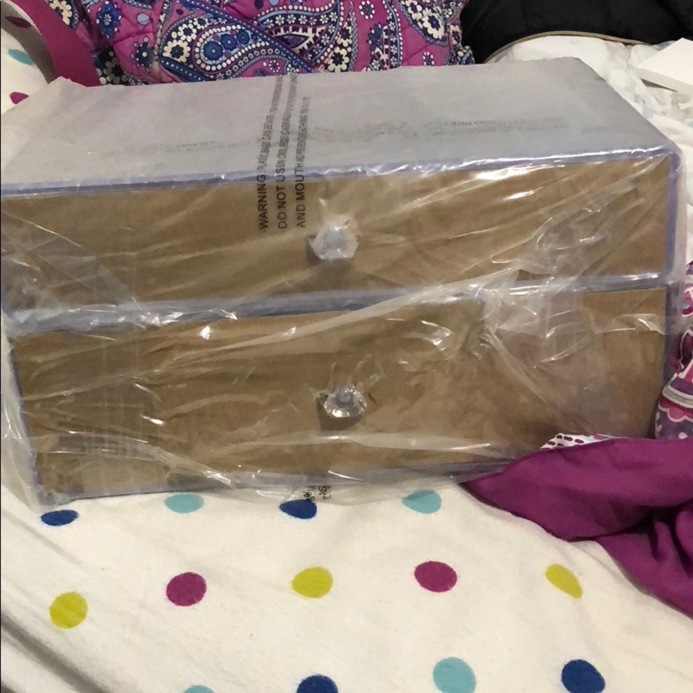 2 drawer storage! Makeup, jewelry etc!